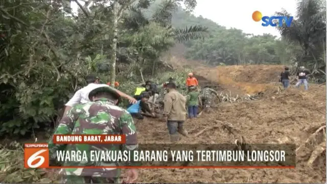 Longsor di Sindangkerta, Bandung Barat, membuat warga bergotong royong evakuasi barang berharga agar tidak tertimbun longsor.