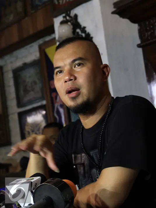 Ahmad Dhani menggelar konferensi pers di kawasan Pondok Indah, Jakarta, Selasa (5/1/2016). Dhani menjelaskan bahwa yang menceraikan pertama adalah dia bukan Maia (Liputan6.com/Herman Zakharia
