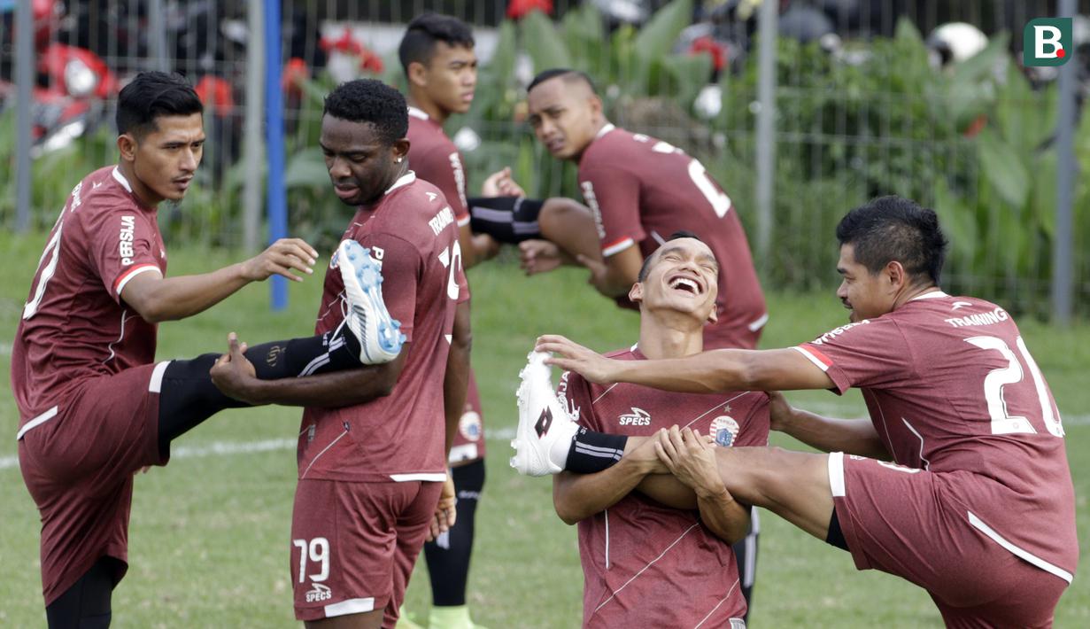Pemain Persija Jakarta, Riko Simanjuntak, tertawa saat latihan jelang laga Liga 1 di Lapangan ABC, Senayan, Jakarta, Sabtu (08/12). Persija akan berhadapan dengan Mitra Kukar. (Bola.com/M Iqbal Ichsan)