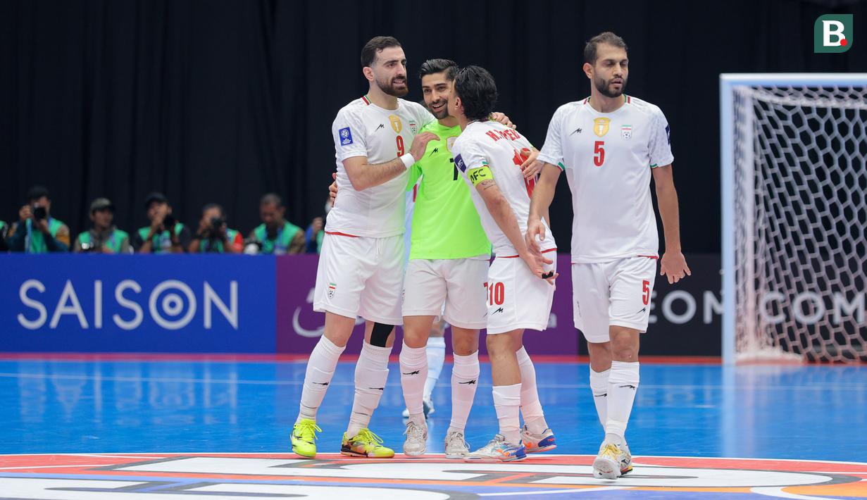 Pemain Timnas Futsal Iran merayakan gol yang dicetak oleh Mahdi Karimi dalam laga final Piala Asia Futsal 2026 melawan Timnas Indonesia yang berlangsung di Indonesia Arena, Senayan, Jakarta, Sabtu (07/02/2026). (Bola.com/Bagaskara Lazuardi)