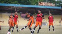 Persiraja Banda Aceh resmi memulai latihan perdana pada Selasa (25/5/2021). (Nandang Permana/Bola.com)