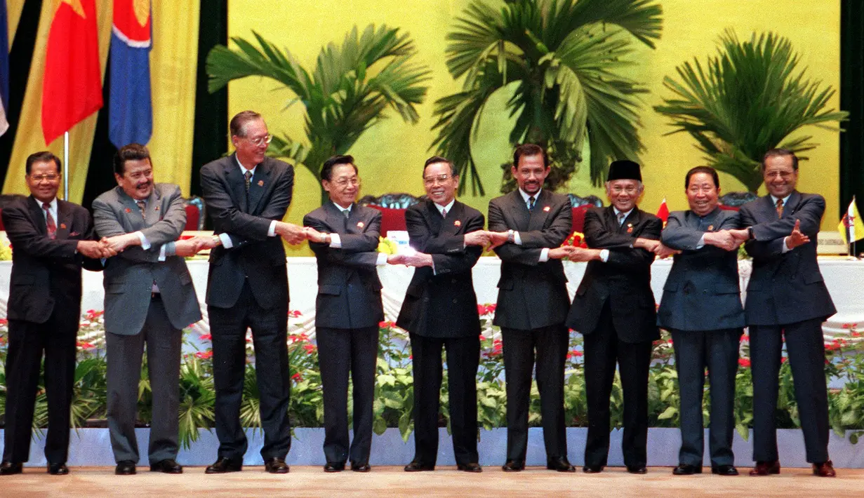 Presiden BJ Habibie (tiga kanan) bersama para pemimpin negara ASEAN saling berjabat tangan pada upacara pembukaan KTT ASEAN di Ba Dinh Hall, Hanoi, Vietnam, 15 Desember 1998. (AFP/HOANG DINH NAM)