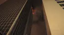 Penampakan Wisma Kosgoro yang terbakar, Jakarta, Senin (9/3/2015). Tingginya gedung dan hembusan angin yang kencang membuat pemadam kebakaran mengalami kesulitan (Liputan6.com/Faizal Fanani)