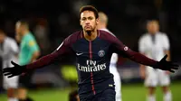 Striker PSG, Neymar, merayakan gol yang dicetaknya ke gawang Troyes pada laga Ligue 1 Prancis di Stadion Parc des Princes, Paris, Rabu (29/11/2017). PSG menang 2-0 atas Troyes. (AFP/Christophe Simon)