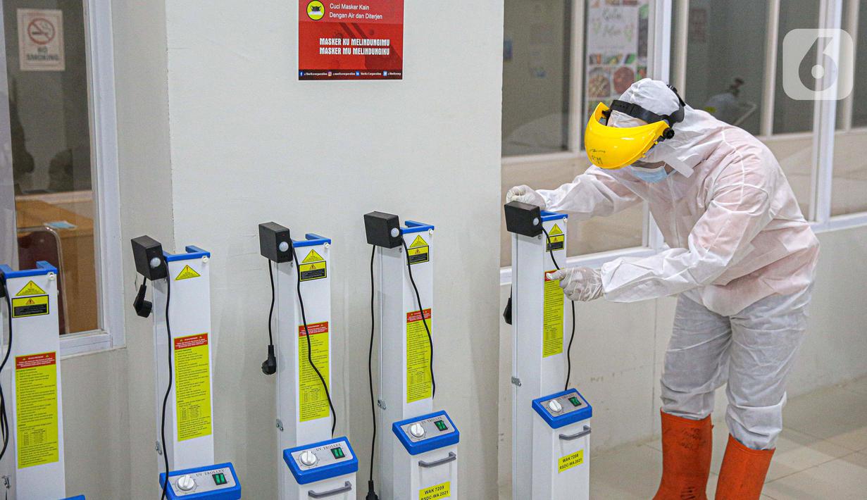 Petugas mengenakan hazmat saat menyiapkan peralatan di Tower 8 Wisma Atlet Pademangan, Jakarta, Selasa (15/6/2021). Tower 8 Wisma Atlet Pademangan bisa menampung 1.569 pasien untuk isolasi. (Liputan6.com/Faizal Fanani)