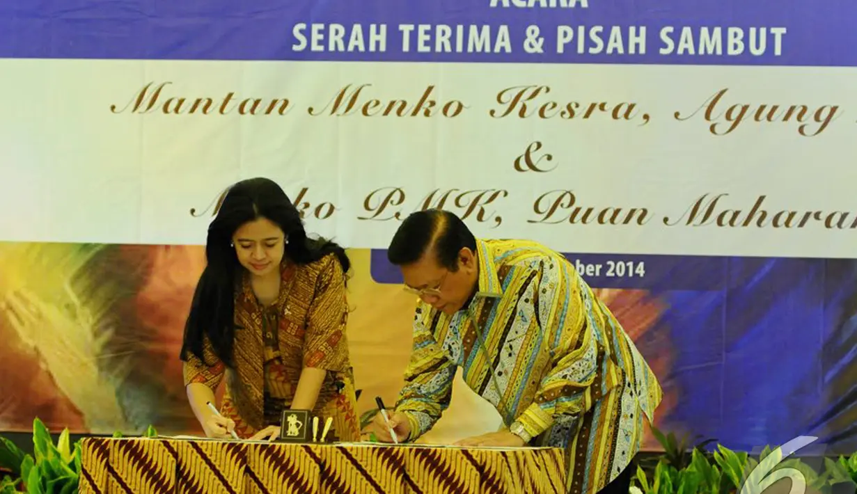 Puan Maharani dan Agung Laksono menandatangani berita acara serah terima jabatan, Jakarta, Selasa (28/10/2014). (Liputan6.com/Andrian M Tunay)