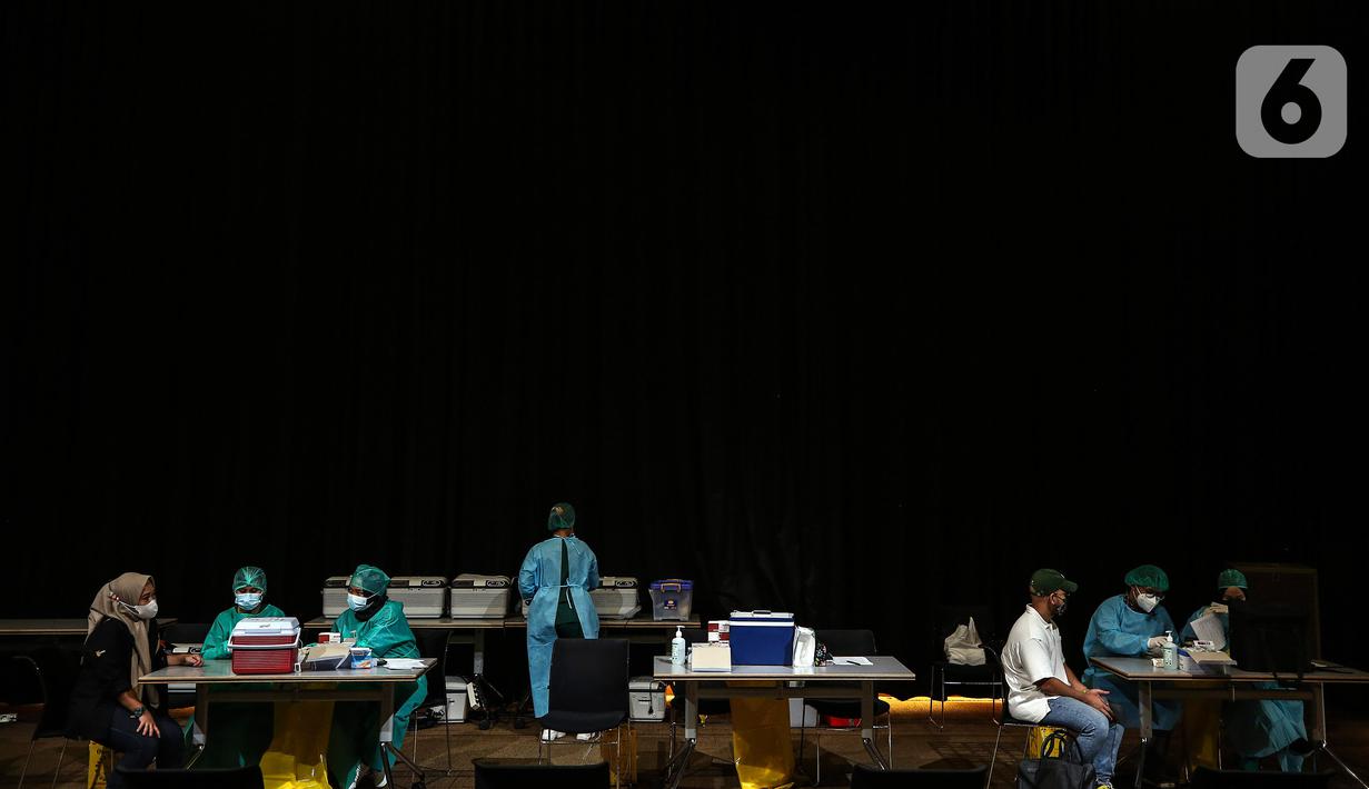 Karyawan Emtek Grup mengikuti vaksinasi COVID-19 di Hall SCTV Tower, Senayan City, Jakarta, Jumat (4/6/2021).  Emtek Grup berharap kegiatan vaksinasi ini dapat mendukung pemerintah dalam menciptakan kekebalan komunal (herd immunity). (Liputan6.com/Johan Tallo)