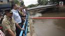Gubernur DKI Jakarta Anies Baswedan (tengah) saat melakukan memantau Pintu Air Manggarai, Jakarta, Selasa (30/1). Sebagai Ibu Kota, Jakarta menghasilkan sekitar 7.000 ton sampah per hari. (Liputan6.com/Arya Manggala)