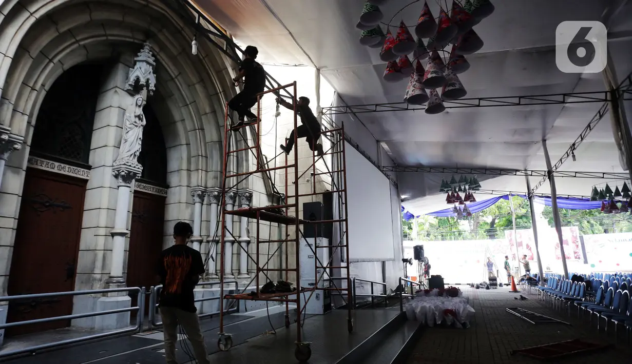 Pekerja membuat dekorasi untuk perayaan Natal di Gereja Katedral, Jakarta, Senin (23/12/2019). Menjelang Natal, Gereja Katedral mulai melakukan persiapan dengan mendekorasi ruangan serta memasang berbagai ornamen. (Liputan6.com/Johan Tallo)