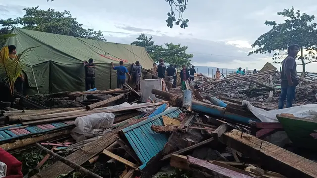 Warga Citepus, Palabuhanratu Kabupaten Sukabumi terpaksa berdesakan tidur di tenda usai rumah dan tempat usahanya digusur (Liputan6.com/Istimewa).