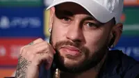 Striker PSG, Neymar menghadiri jumpa pers di Parc des Princes Stadium, Paris (13/2/2023) menjelang laga leg pertama babak 16 besar Liga Champions menghadapi Bayern Munchen. Dalam jumpa pers, Neymar memang membenarkan jika ada perselisihan di ruang ganti PSG setelah dikalahkan AS Monaco. (AFP/Franck Fife)