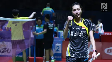 Ganda campuran Indonesia, Gloria Emanuelle Widjaja mengepalkan tangan usai mengalahkan Ricky Karandasuwardi/Debby Susanto pada8 besar Indonesia Open 2018 di Istora GBK, Jakarta, Jumat (6/7). (Liputan6.com/Helmi Fithriansyah)