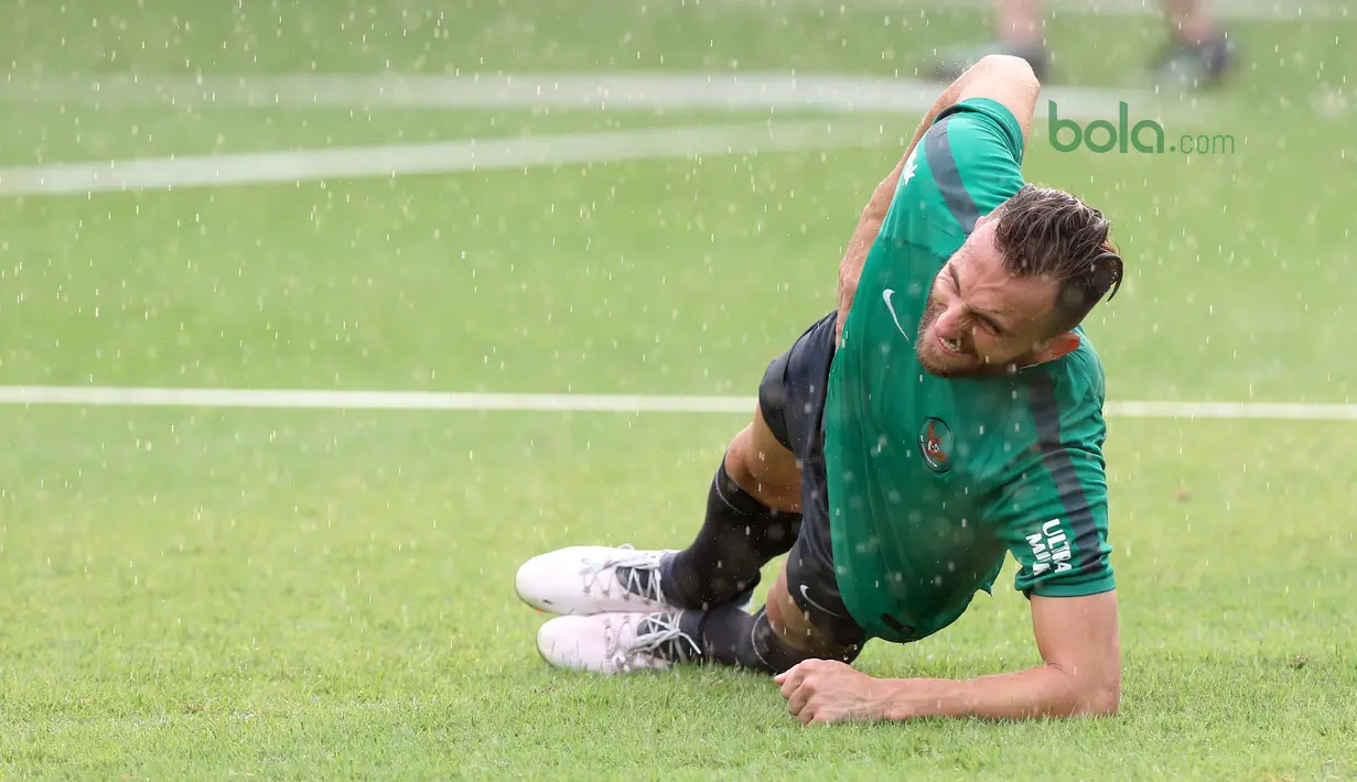 Gerakan menahan tubuh ala Spaso pada sesi latihan di Lapangan A,B,C, Senayan, Jakarta (18/2/2018). Latihan ini merupakan persiapan Asian Games 2018. (Bola.com/Nick Hanoatubun)