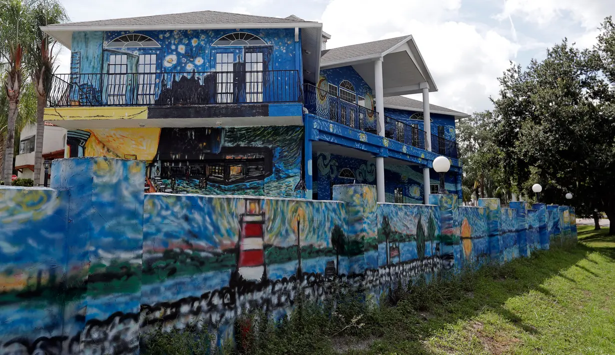 Eksterior rumah milik sepasang suami istri, Nancy Nemhauser dan Lubomir Jastrzebski di Mount Dora, Florida, 18 Juli 2018. Rumah yang dijadikan media lukisan karya Van Gogh berjudul The Starry Night ini sempat menimbulkan kontroversi. (AP/John Raoux)