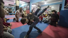 Seorang anak membanting temannya saat latihan di Akademi Olahraga Suriah di Alexandria, Mesir (4/1). Akademi olahraga ini didirkan oleh pengungsi Suriah yang bernama Amir al-Awad. (AFP/Khaled Desouki)