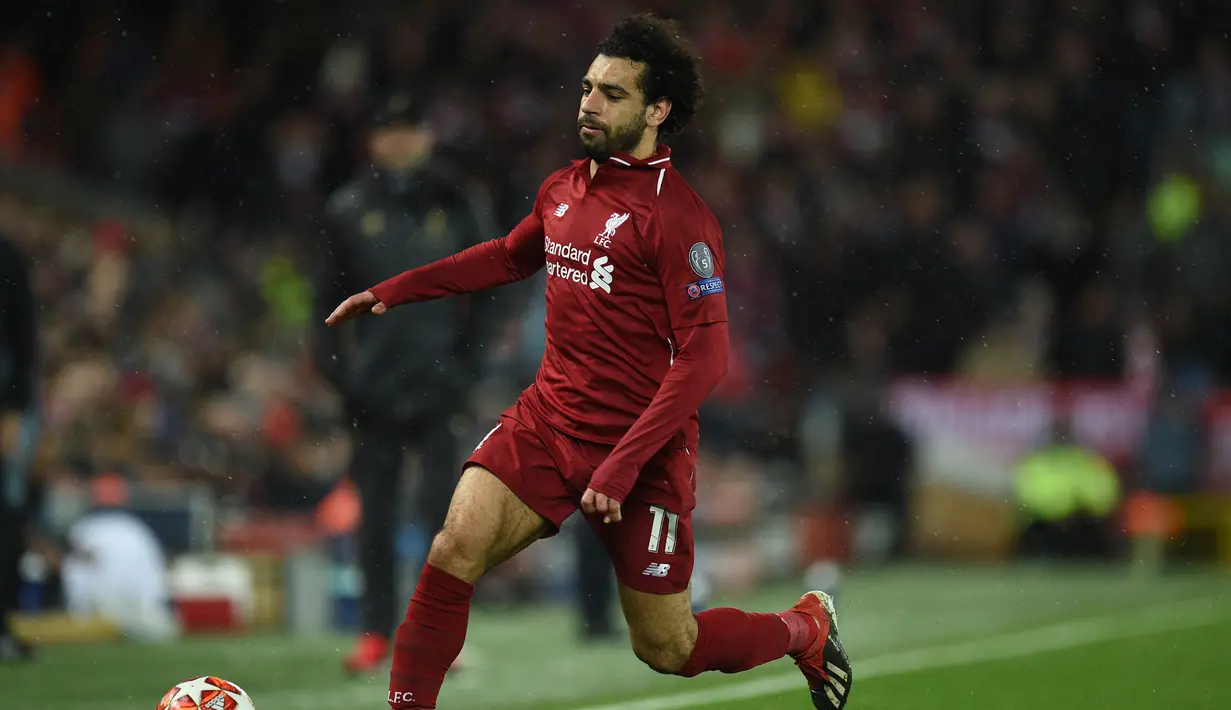 Aksi Mohamed Salah pada leg 1, babak 16 besar Liga Champions yang berlangsung di stadion Anfield, Liverpool, Rabu (20/2). Liverpool imbang 0-0 kontra Bayern Munchen. (AFP/Oli Scarff)