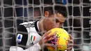 Striker Juventus, Cristiano Ronaldo, merayakan gol yang dicetaknya ke gawang Sassuolo pada laga Serie A Italia di Stadion Allianz, Turin, Minggu (1/12). Kedua klub bermain imbang 2-2. (AFP/Marco Bertorello)