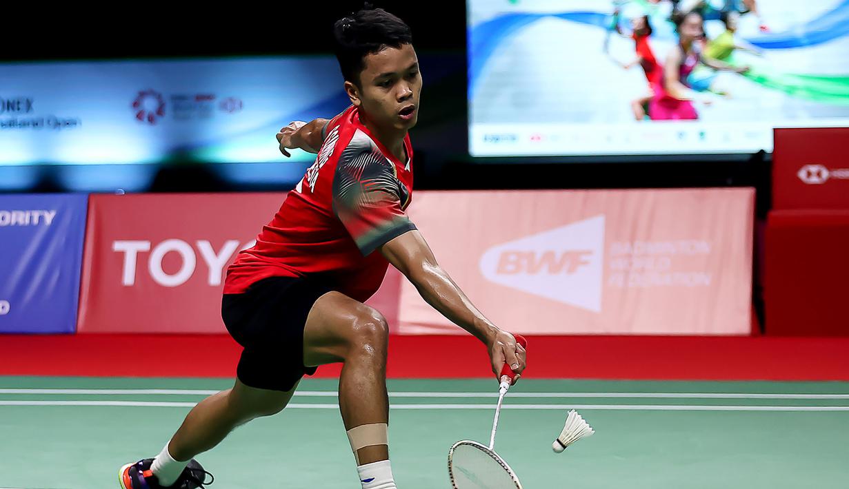 Pebulutangkis Indonesia, Anthony Ginting, saat melawan wakil Denmark, Viktor Axelsen, pada laga Thailand Open di Impact Arena, Sabtu (16/1/2021). Ginting takluk dengan skor 19-21, 21-13, dan 21-12.  (AFP/BADMINTON ASSOCIATION OF THAILAND)
