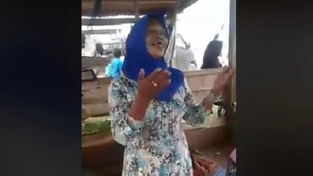 Nenek nyanyi lagu India