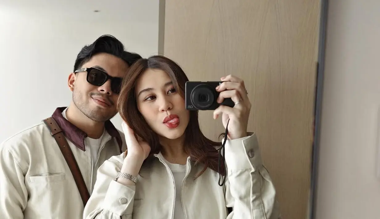 Jaket mereka dipadukan dengan kaus putih serta dipermanis dengan beberapa aksesori penunjang gaya, seperti kacamata hitam. [@aurelie.hermansyah].