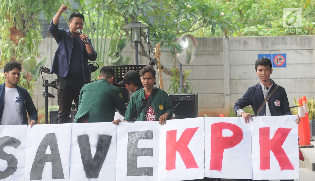 Perwakilan mahasiswa dari berbagai universitas membentangkan poster saat menggelar aksi dukungan terhadap KPK di Gedung Merah Putih, Kamis (12/9/2019). Aksi dilakukan sebagai bentuk penolakan terhadap perubahan Undang-undang Komisi Pemberantasan Korupsi atau revisi UU KPK. (merdeka.com/Dwi Narwoko)