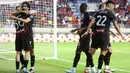 <p>Para pemain AC Milan merayakan gol yang dicetak gelandang Alexis Saelemaekers (kiri) ke gawang Liverpool selama pertandingan Dubai Super Cup 2022 di stadion al-Maktoum, Uni Emirat Arab, Jumat (16/12/2022). Liverpool menang telak atas AC Milan 4-1. (AFP/Karim Sahib)</p>