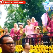 Gaya Selvi Ananda Dampingi Iriana Jokowi Naik Kendaraan Pawai, Anggun dengan Kebaya Pink dan Kain Jarik. foto; Youtube berita surakarta
