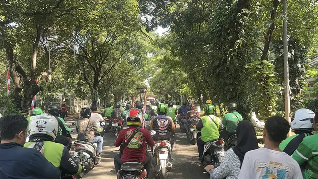 Iring-Iringan Ojol Antar Jenazah Affan Kurniawan yang Tewas Ditabrak Brimob ke TPU Karet Bivak