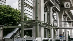 Kondisi proyek pembangunan jembatan layang atau skybridge untuk integrasi Halte Transjakarta Centrale Stichting Wederopbouw (CSW) di Stasiun MRT Asean, Jakarta, Selasa (19/1/2021). Terlihat banyak coretan vandalisme pada proyek pembangunan Skybridge CSW. (Liputan6.com/Faizal Fanani)