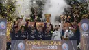 Ekspresi para pemain PSG setelah berhasil meraih trofi Coupe de la Ligue kelima secara beruntun di Stade Matmut Atlantique, Bordeaux, Sabtu (31/3/2018) waktu setempat. PSG menang 3-0.  (AP/Thibault Camus)