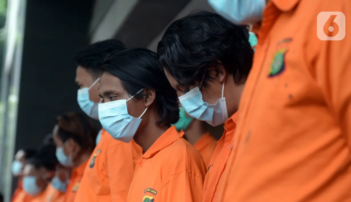 Para tersangka dihadirkan saat rilis kasus pungli terhadap sopir truk kontainer Tanjung Priok di Polda Metro Jaya, Jakarta, Kamis (17/6/2021). Polisi menangkap 24 orang dari empat kelompok preman. (merdeka.com/Imam Buhori)