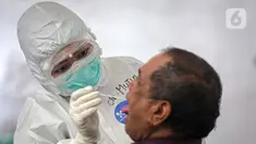 Petugas medis melakukan tes usap PCR COVID-19 kepada warga di Puskesmas Kecamatan Duren Sawit, Jakarta, Kamis (22/7/2021). Pemerintah dalam waktu dekat akan meningkatkan testing dan tracing di wilayah padat penduduk. (Liputan6.com/Faizal Fanani)