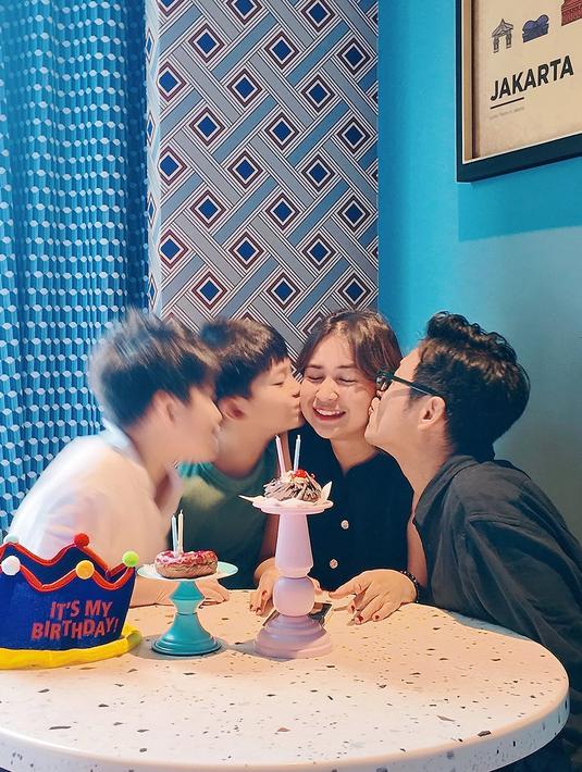 Momen manis lainnya terlihat saat anak-anak Putri Titian memberikan ciuman hangat untuk sang ibu. Suasana bertambah meriah dengan kue ulang tahun berhiaskan lilin dan warna-warni ceria. Putri Titian tampak sangat menikmati kejutan itu dengan senyum bahagia yang tak henti terpancar. (Liputan6.com/IG/@putrititian)