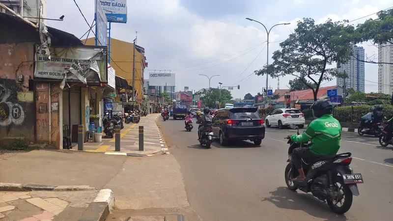 Pemkot Depok perbaiki trotoar namun tetap dijadikan lokasi parkir di sepanjang Jalan Raya Margonda, Kota Depok. (Liputan6.com/Dicky Agung Prihanto)