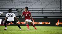 Pemain debutan Timnas Indonesia, Ronaldo Kwateh, dalam laga kontra Timor Leste di Stadion Kapten I Wayan Dipta, Gianyar, Bali, Kamis (27/1/2022). Tim Garuda menang telak 4-1 dalam laga ini. (Bola.com/Maheswara Putra)