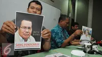 Presiden FSPASI Heri Hermawan menunjukan foto Rizal Ramli saat pernyataan dukungan di Jakarta, Selasa (2/8). Kaum buruh di DKI Jakarta mendorong Rizal Ramli maju dalam pemilihan Gubernur DKI Jakarta 2017. (Liputan6.com/Helmi Afandi)