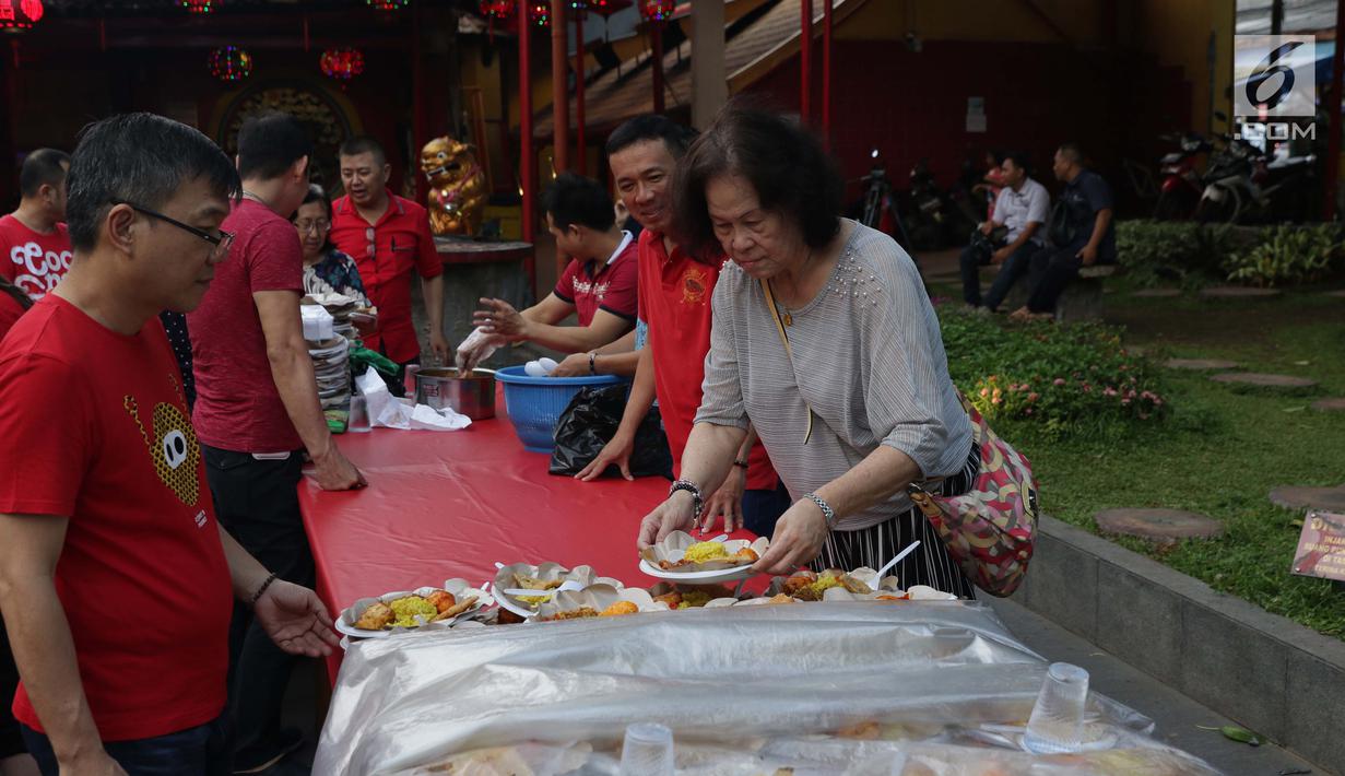 Panitia menyiapkan menu makanan berbuka puasa di Vihara Dharma Bakti di kawasan Petak Sembilan, Jakarta, Jumat (10/5/2019). Kegiatan ini rutin dilakukan komunitas muslim Tionghoa-Indonesia untuk mempererat kerukunan antar umat. (Liputan6.com/Helmi Fithriansyah)
