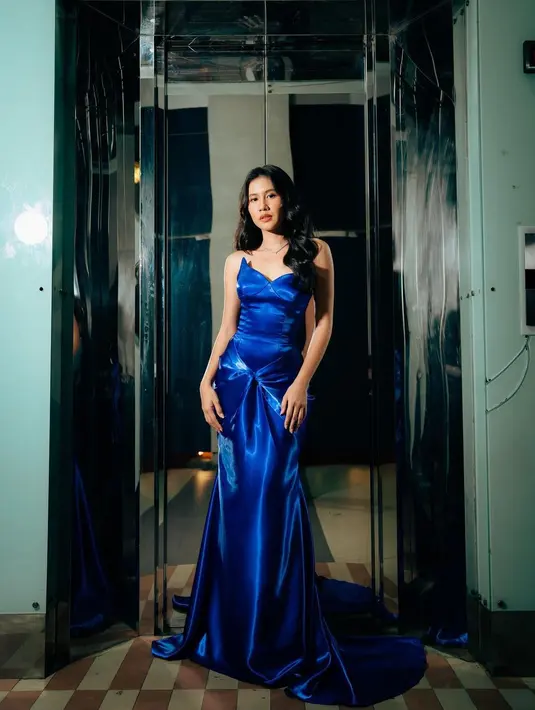 Shenina Cinnamon menyempurnakan penampilannya dengan gaya rambut hitam panjangnya yang diikal dan dibiarkan tergerai. [Foto: Instagram/sheninacinnamon]