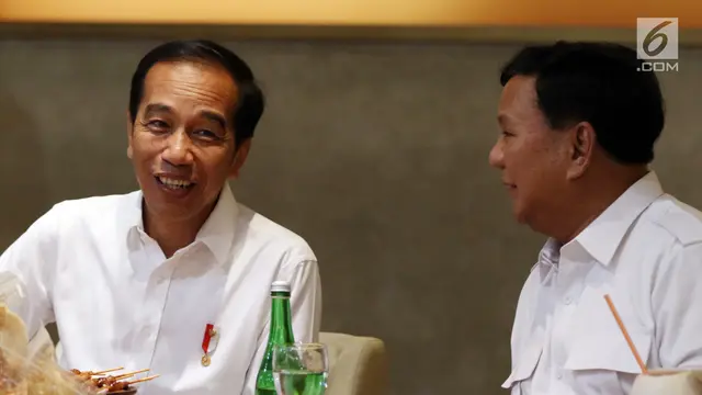 Penuh Tawa, Jokowi-Prabowo Makan Sate Bersama