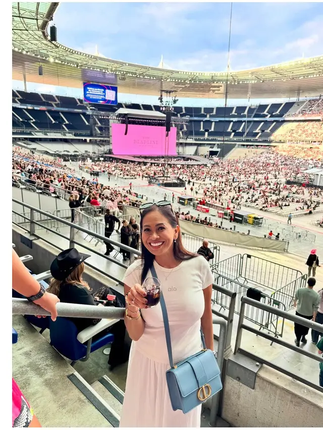 6 Potret Gaya Risa Dewi Ibunda Alyssa Daguise Nonton Konser BLACKPINK di Paris