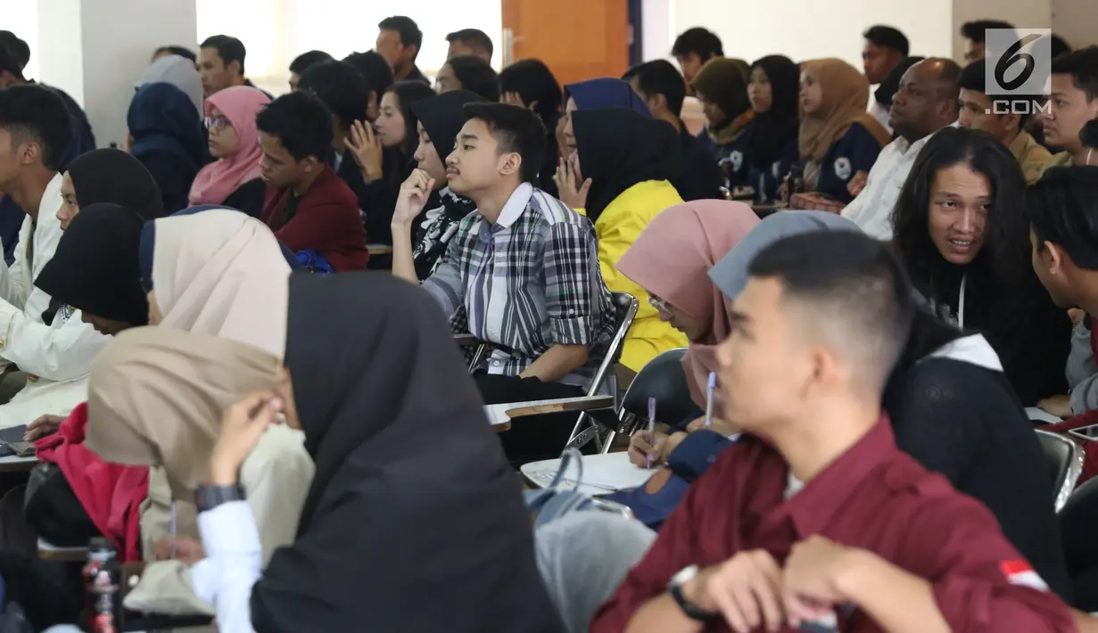 Mahasiswa dar berbagai kampus saat mengikuti Workshop Session Emtek Goes to Campus 2018 di Gedung 2 Universitas Padjajdaran, Bandung, Selasa (4/12). Sesi workshop diisi sejumlah materi termasuk jurnalistik media on line. (Liputan6.com/Helmi Fithriansyah)
