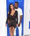 Kim Kardashian, istri dari penyanyi tampan Kanye West harus mengakhiri perjalanannya di kota Paris dengan rasa sedih. Usai menghadiri Paris Fashion Week, artis cantik ini harus kelihangan perhiasannya seharga ratusan milyar rupiah. (Instagram/Kimkardashia