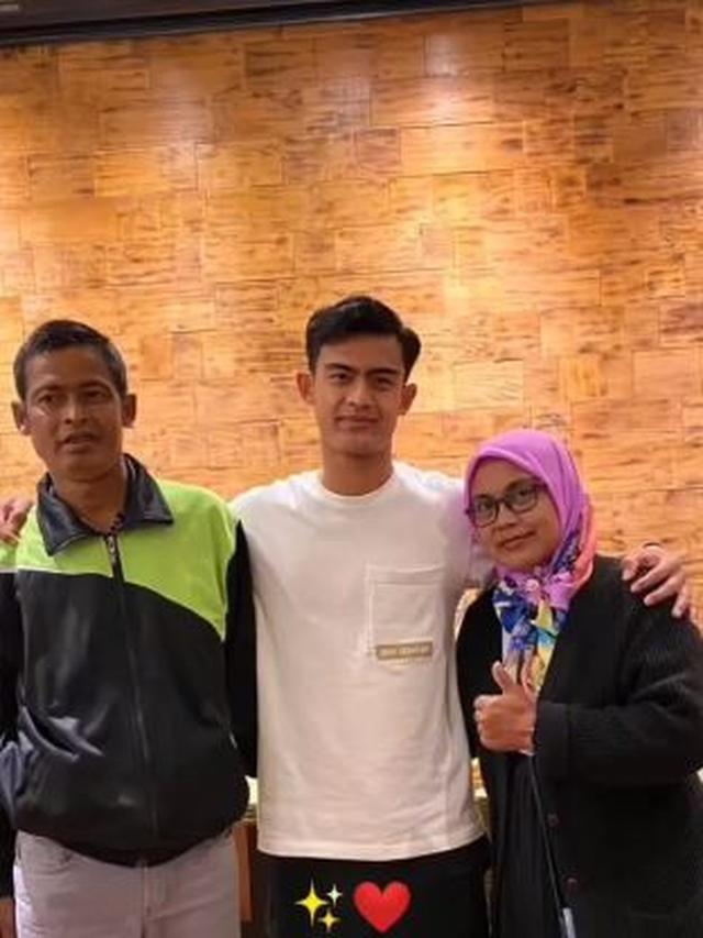 6 Potret Kesederhanaan Orang Tua Pratama Arhan, Enggak Suka Neko-Neko