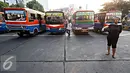 Kernet saat mencari penumpang di Terminal Blok M, Jakarta Selatan, Kamis (15/10/2015). Dishub Transportasi DKI Jakarta menyatakan bahwa kendaraan umum di ibu kota yang layak jalan hanya sekitar 13 persen. (Liputan6.com/Immanuel Antonius)