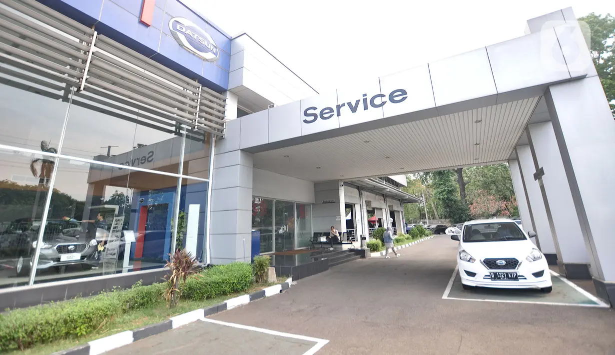 Suasana Diler Nissan kawasan Pulogadung, Jakarta, Rabu (27/11/2019).  Nissan akan berhenti memproduksi mobil Datsun di Indonesia pada Januari 2020 karena pabrik itu akan dialihfungsikan memproduksi mesin mobil jenis lain dan lebih fokus mengembangkan kendaraan listrik. (merdeka.com/Iqbal Nugroho)