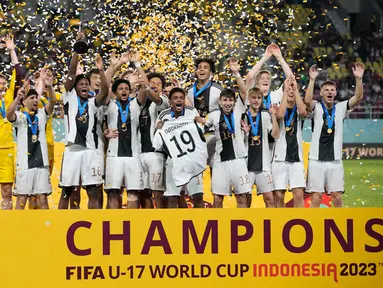 Timnas Jerman U-17 merayakan kemenangan atas Timnas Prancis U-17 pada pertandingan final Piala Dunia U-17 2023 di Stadion Manahan, Solo, Jawa Tengah, Indonesia, Sabtu (2/12/2023). Jerman merebut gelar juara Piala Dunia U-17 2023 usai mengalahkan Prancis. (AP Photo/Achmad Ibrahim)