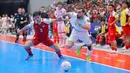 Sebelumnya, pertandingan langsung berjalan dalam tempo tinggi sejak menit awal. Iran membuka keunggulan lebih dulu melalui gol Tayebi. Tampak dalam foto, pemain Timnas Futsal Indonesia, Muhammad Rizki Xavier (kiri) berebut bola dengan pemain Iran pada final Piala Asia Futsal 2026 di Indonesia Arena, Kompleks Gelora Bung Karno, Senayan, Jakarta, Sabtu (7/2/2026). (Bola.com/Bagaskara Lazuardi)