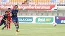 Striker Persela Lamongan, Melvyn Lorenzen menendang bola dari titik pinalti yang membuahkan gol pertama timnya ke gawang Persik Kediri dalam laga Grup C Piala Menpora 2021 di Stadion Si Jalak Harupat, Bandung, Rabu (7/4/2021). Persela bermain imbang 2-2 dengan Persik. (Bola.com/Ikhwan Yanuar)