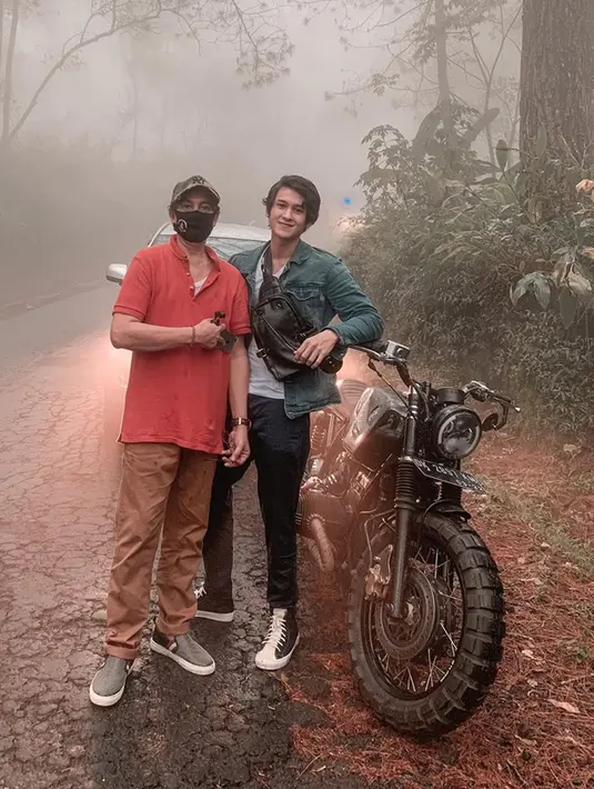 Ia pun kerap unggah momen saat ia susuri berbagai tempat indah di Bali. Meski begitu, sebelumnya ia mengungkapkan bahwa ia dulunya dilarang naik motor oleh kedua orang tuanya. (Liputan6.com/IG/antonioblancojr)
