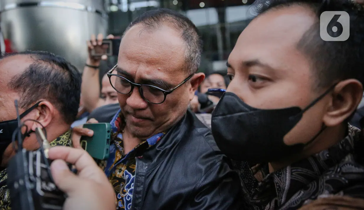 <p>Mantan pejabat Ditjen Pajak Kementerian Keuangan (Kemenkeu) Rafael Alun Trisambodo yang juga ayah Mario Dandy tersenyum usai menjalani pemeriksaan di Gedung Komisi Pemberantasan Korupsi (KPK), Jakarta, Rabu (1/3/2023). Sebelumnya, masyarakat menyoroti harta kekayaan Rafael Alun Trisambodo setelah anaknya, Mario Dandy Satrio melakukan penganiayaan terhadap anak pengurus GP Ansor. (Liputan6.com/Faizal Fanani)</p>